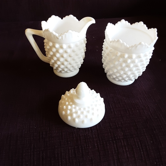 ANTIQUE MILK GLASS HOBNAIL PITCHER AND SUGAR BOWL. - Picture 6 of 7